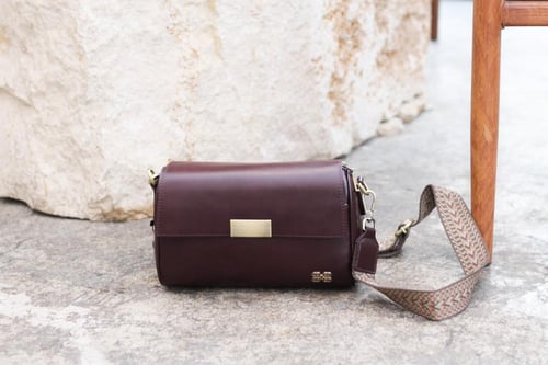 شنطة بهيرة حجم وسط جلد طبيعي