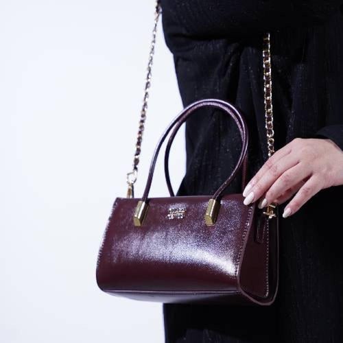 شنطه بهيرة جلد طبيعي الحجم وسط لون برغندي