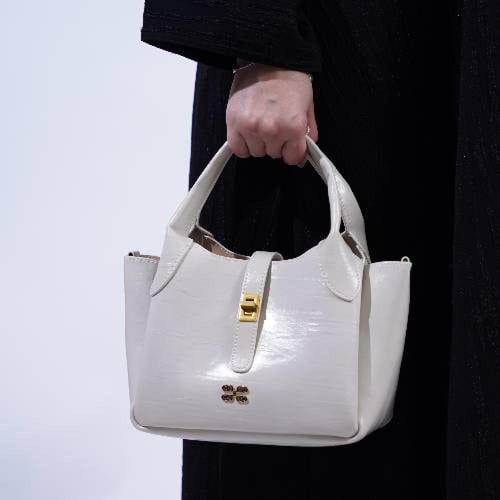 شنطة بهيرة حجم وسط جلد لامع