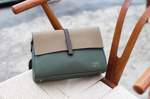 شنطة بهيرة حجم وسط جلد طبيعي