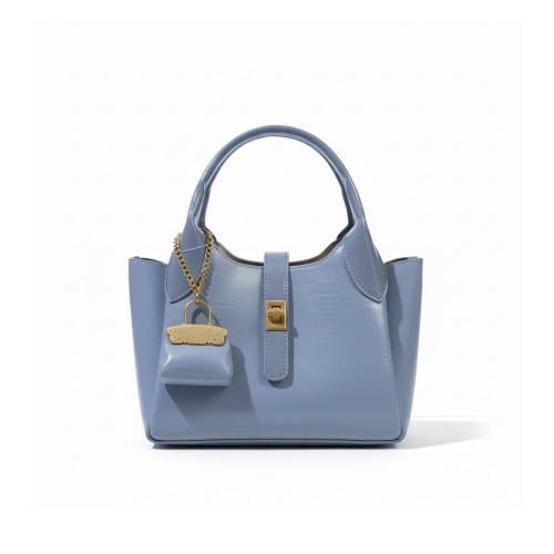 شنطة بهيرة حجم وسط جلد لامع