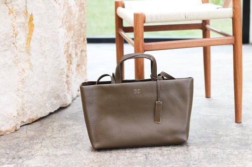 شنطة بهيرة حجم كبير جلد طبيعي