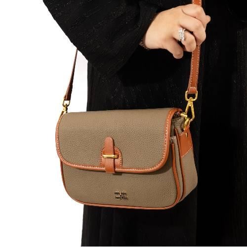 حقيبه وسط جلد طبيعي