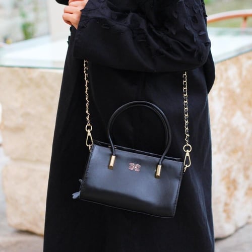 شنطة بهيرة صغيرة لون اسود جلد طبيعي