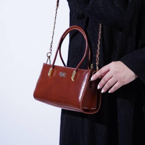 شنطه بهيرة جلد طبيعي حجم وسط لون بني نبيذي