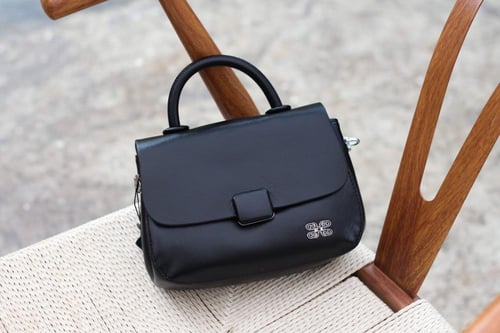 شنطة بهيرة حجم وسط جلد طبيعي