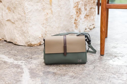 شنطة بهيرة حجم وسط جلد طبيعي