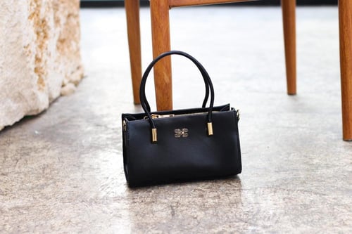 شنطة بهيرة صغيرة لون اسود جلد طبيعي