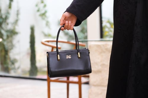 شنطة بهيرة صغيرة لون اسود جلد طبيعي