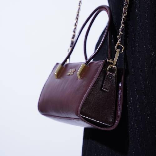 شنطه بهيرة جلد طبيعي الحجم وسط لون برغندي