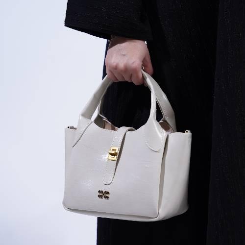 شنطة بهيرة حجم وسط جلد لامع