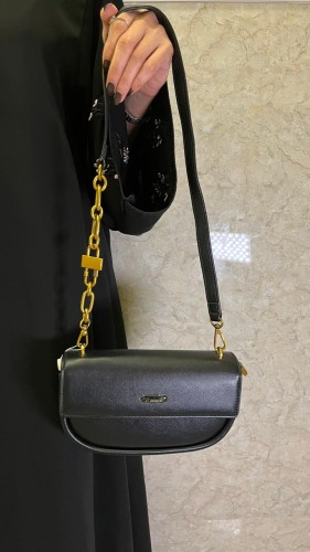 شنطة صغيره بسلسال ذهبي