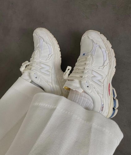 نيو بالانس 2002R