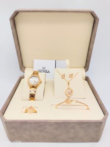 ساعة مع اكسسوارات نسائية