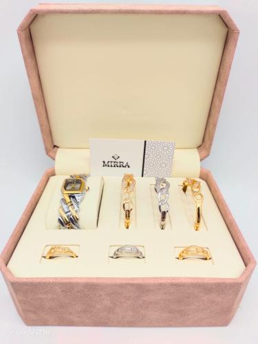 ساعة مع اكسسوارات نسائية