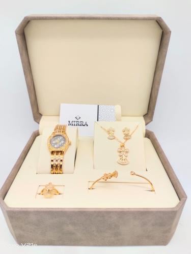 ساعة مع اكسسوارات نسائية