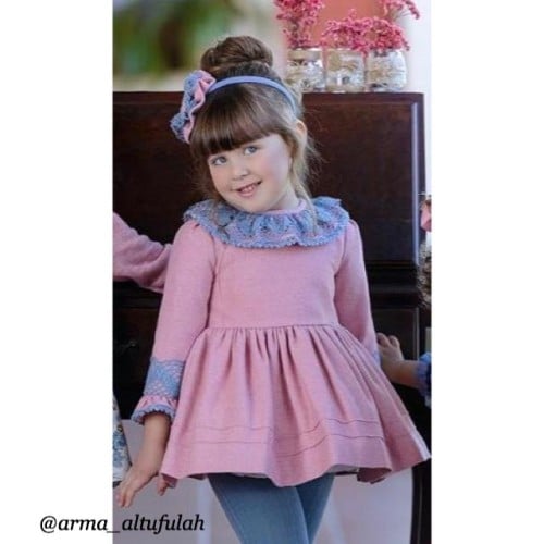 فستان وردي بكلف أزرق معدني