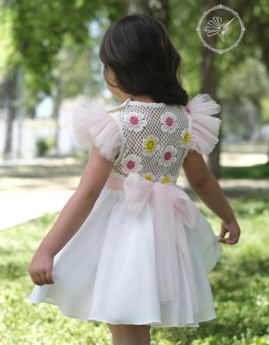 فستان أبيض بصدر الأزهار