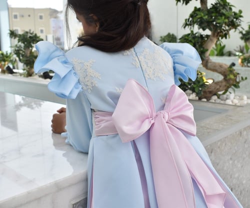 فستان ساتان إيطالي بصدر تُل تطريز أبيض