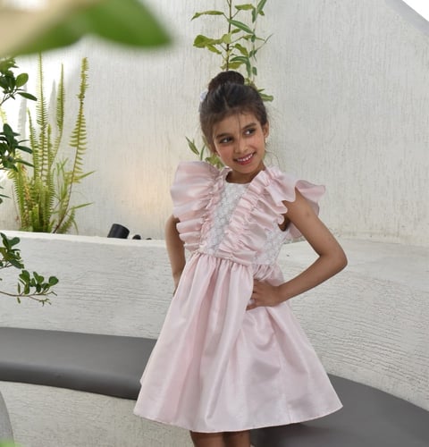 فستان اللوركس بصدر جوبير أبيض بأكمام الرفلز