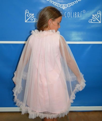 فستان وردي بوشاح بتفاصيل الورود البارزة المطرزة