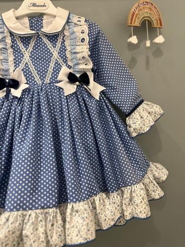 فستان أزرق منقط كلوش بتفاصيل المخمل