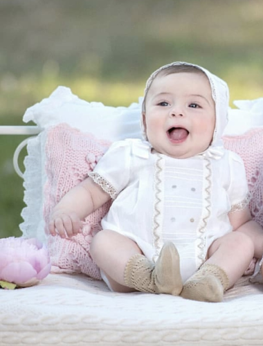 أفرول سكري بقبعة بكلف كروشيه وتطريز ذهبي