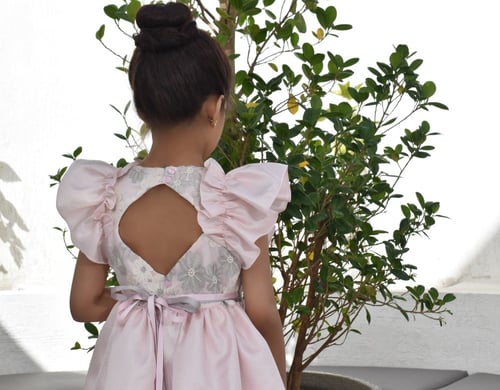 فستان اللوركس بصدر مطرز ملوّن بأكمام الرفلز