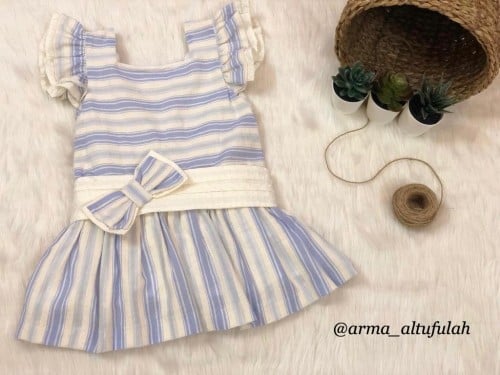 فستان أوف وايت مقلم ازرق