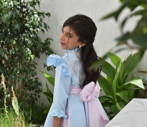 فستان ساتان إيطالي بصدر تُل تطريز أبيض