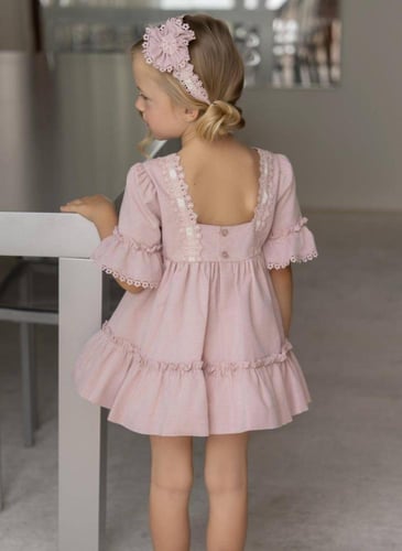 فستان نود مُزين بالكلف والشرائط