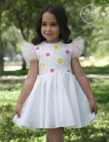 فستان أبيض بصدر الأزهار