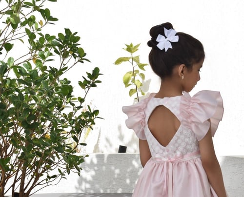 فستان اللوركس بصدر جوبير أبيض بأكمام الرفلز