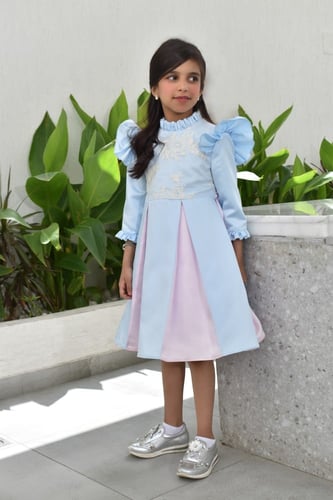 فستان ساتان إيطالي بصدر تُل تطريز أبيض