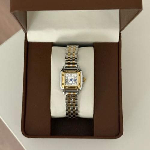 ساعة نسائية فضي وذهبي - ارقام لاتينية