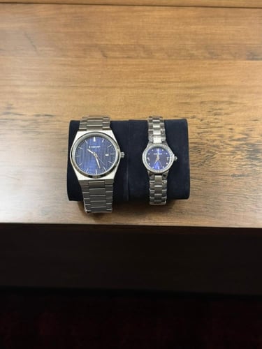 ساعتين كبلز رجالي ونسائي فضي ميناء ازرق