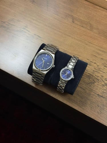 ساعتين كبلز رجالي ونسائي فضي ميناء ازرق