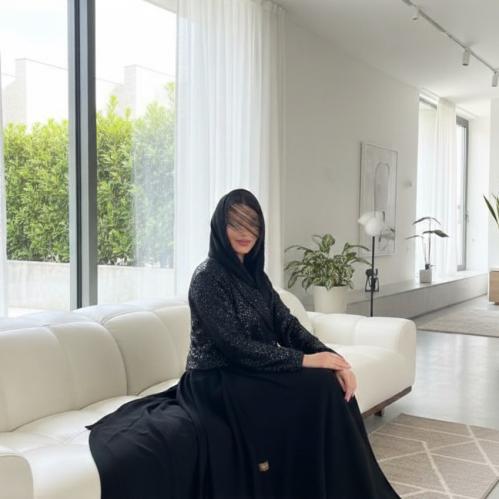 عباية كلوش كريب ملكي مع تطريز وكسرة بالخلف (037)