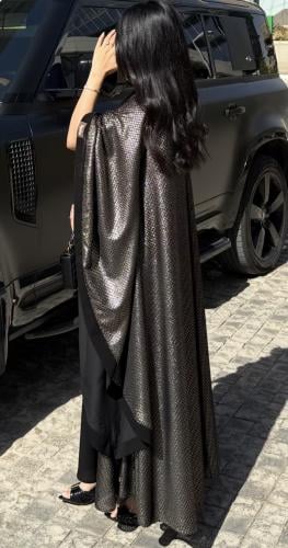 عباية كلوش دانتيل كوري لامع بتحديد كريب ملكي أسود...