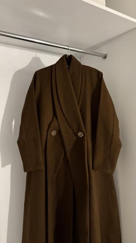 عباية شتوية كلوش فاخر بلمسة مخمل وجوخ مع أزرار فاخ...