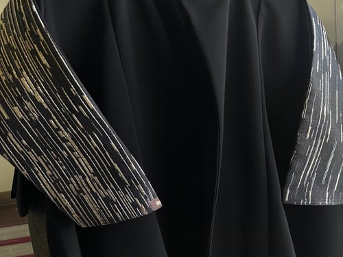 عباية كريب سيراميك مع جاكار هندي وأزرار من الخلف ك...