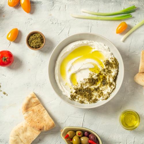 لبنة تركية بالزعتر وزيت الزيتون