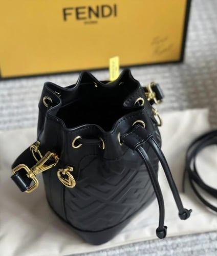 حقيبة فندي مون تريزور..