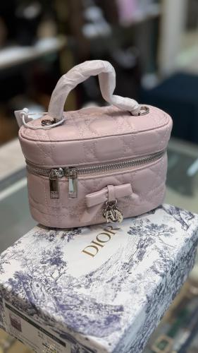 حقيبة Dior ميني ..