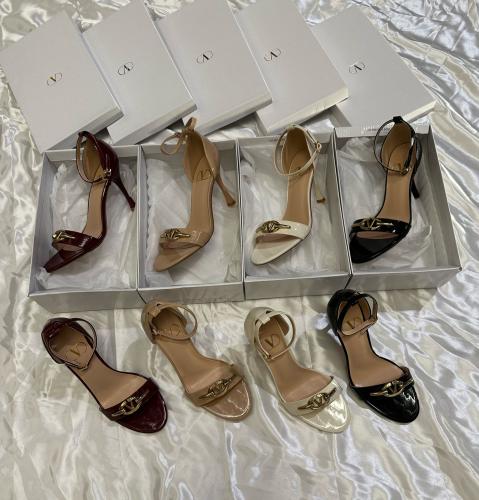 شوز فالنتينو كلاسيك ..