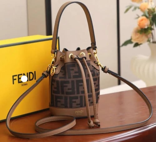 حقيبة فندي مون تريزور..