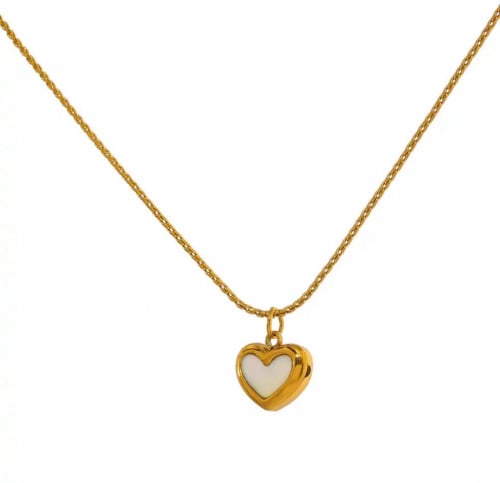 قلادة ذهبية علئ شكل قلب مرصعة بحجر اللؤلؤ