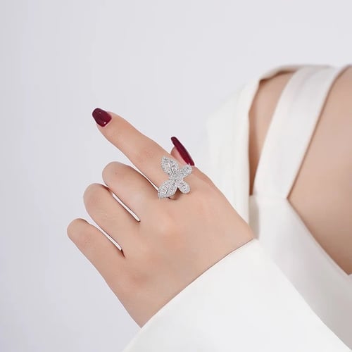 خاتم فضي على شكل فراشة مرصع بالكريستال