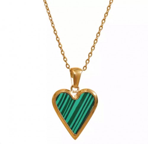 قلادة ذهبية على شكل قلب مزينه بالملاكيت الأخضر