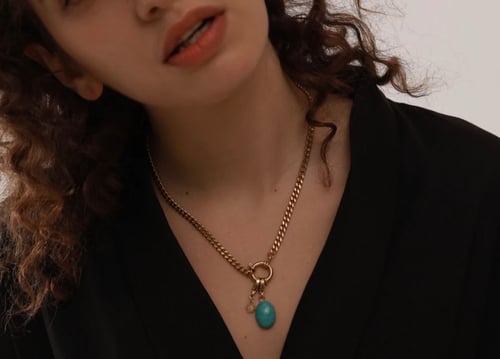 قلادة ذهبية مزينه بحجر الفيروز